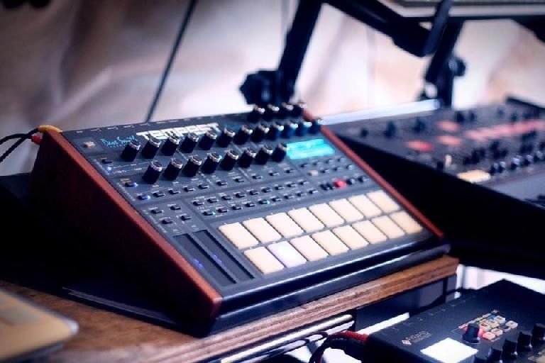 Elektronische Drum-Machine mit Pads und Reglern im Musikstudio